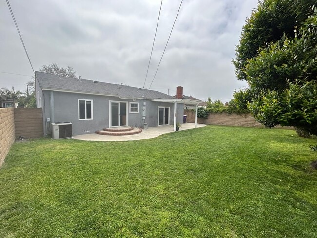 Building Photo - Adorable Single Story, Single Family Home ...