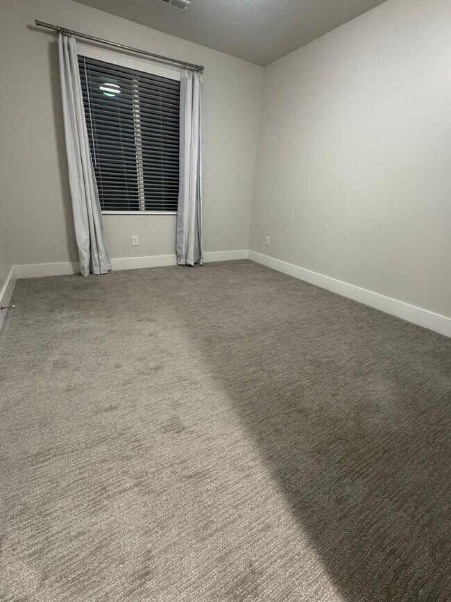 Building Photo - Beautiful Traverse Mtn. Townhome for rent!