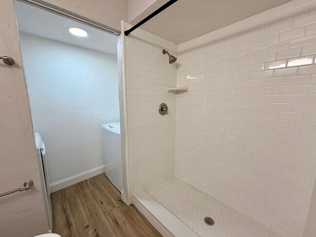 Building Photo - $1600-$2000 P.M