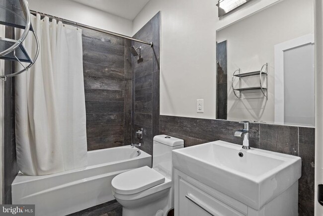 Building Photo - 2106 Spring St