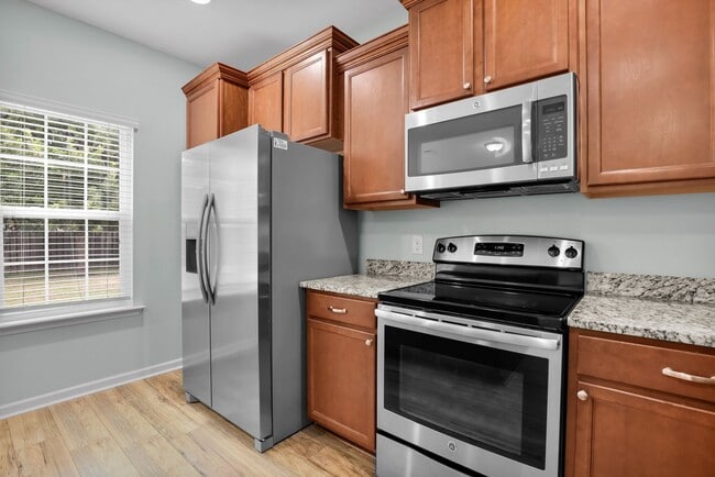 Building Photo - 5-Bedroom Buckhead East Home with Modern Kitchen & Large Fenced Yard