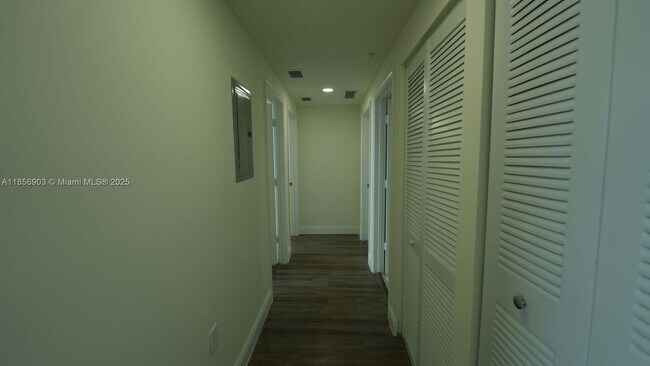 Building Photo - 987 SW 37th Ave
