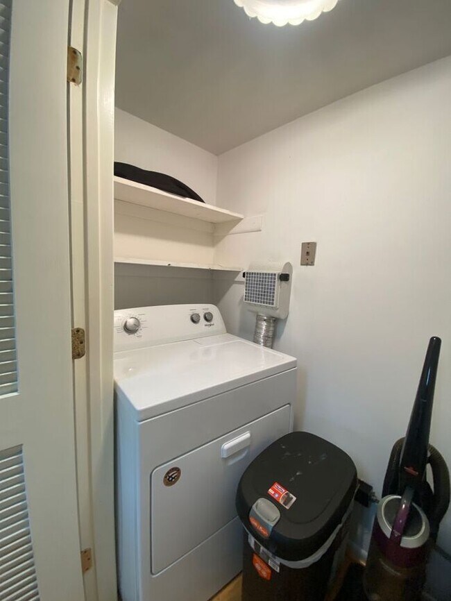 Building Photo - Beautiful 2 Bedroom / 2 Bath Apartment in Green Hills Under $2000!