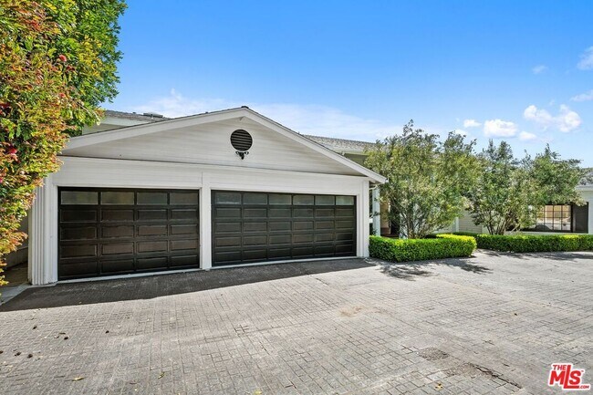Building Photo - 400 Chautauqua Blvd