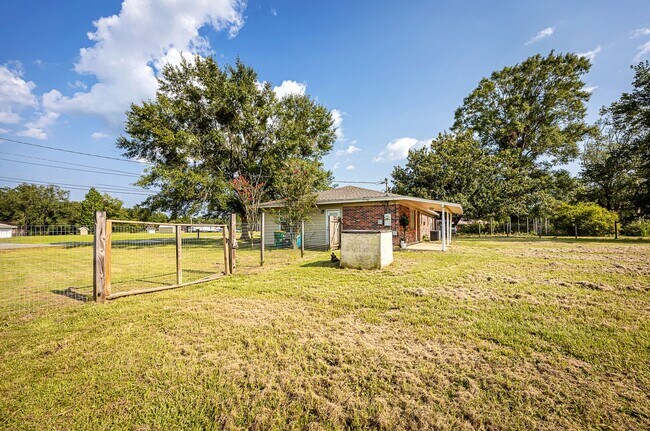 Building Photo - Move in ready 3 Bed 2 Bath Home in East Central School District!