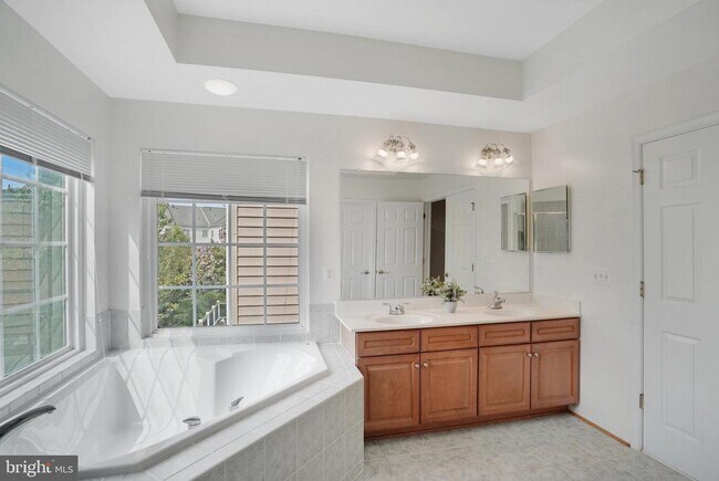 Building Photo - 4684 Carisbrooke Ln