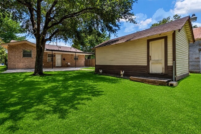 Building Photo - 235 Live Oak St