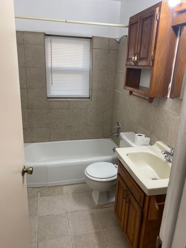 Building Photo - Spacious Two Bedroom Apartment