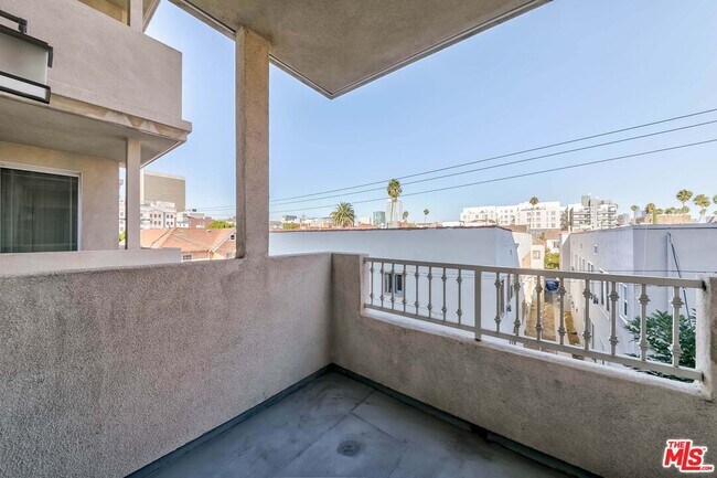 Building Photo - 848 Irolo St
