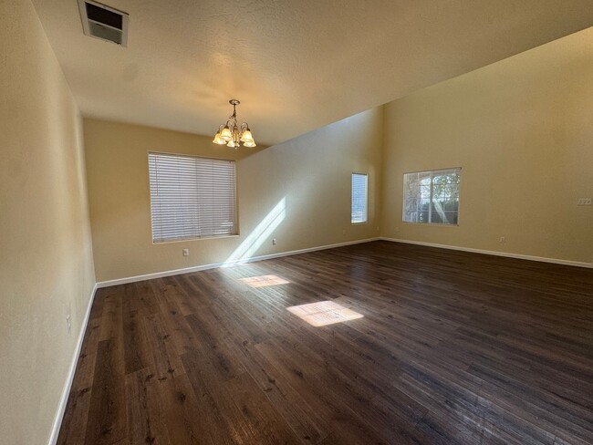 Building Photo - Beautiful home for rent in Visalia