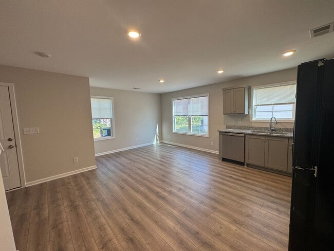 Building Photo - 207 Mountaindale Dr