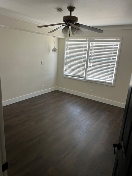 Building Photo - 920 N San Antonio Ave