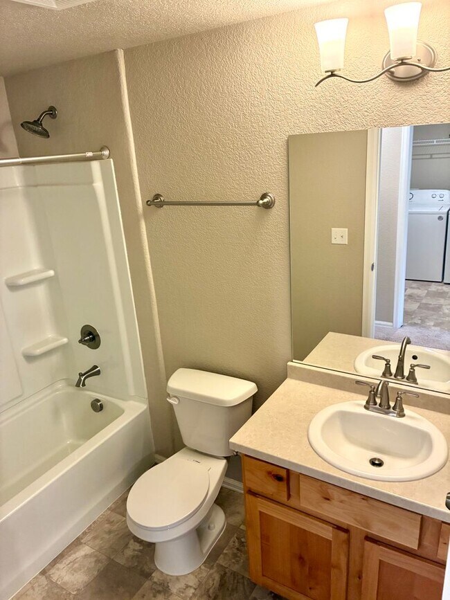 Building Photo - 2 WEEKS FREE! Spacious Townhome!