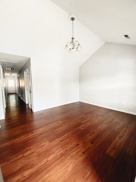 Building Photo - 135 Flatview Way