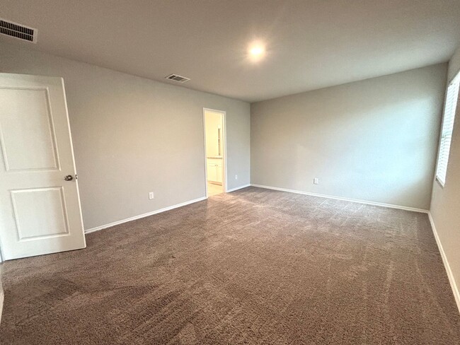 Building Photo - Beautiful 4 Bedroom Home in Schertz!