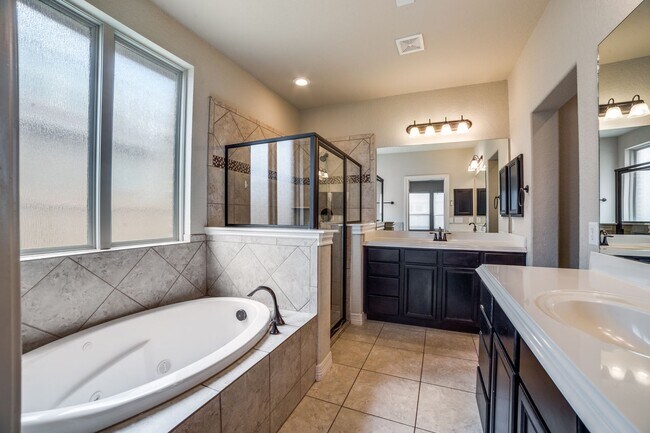 Building Photo - GORGEOUS 4-BEDROOM IN BELTERRA