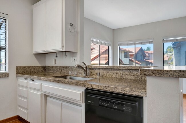 Building Photo - Thousand Oaks- Three Bedroom Condo