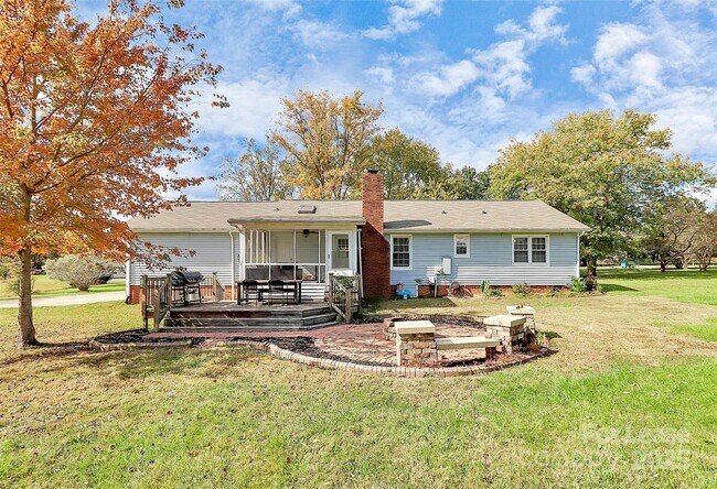 Building Photo - 4227 Deerfield Dr