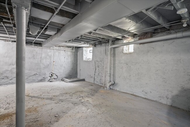 Building Photo - 4 Bedroom 2 Full Bath House | Front Porch ...