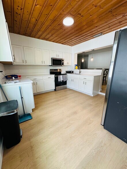 Building Photo - 4611 N Eddy Dr