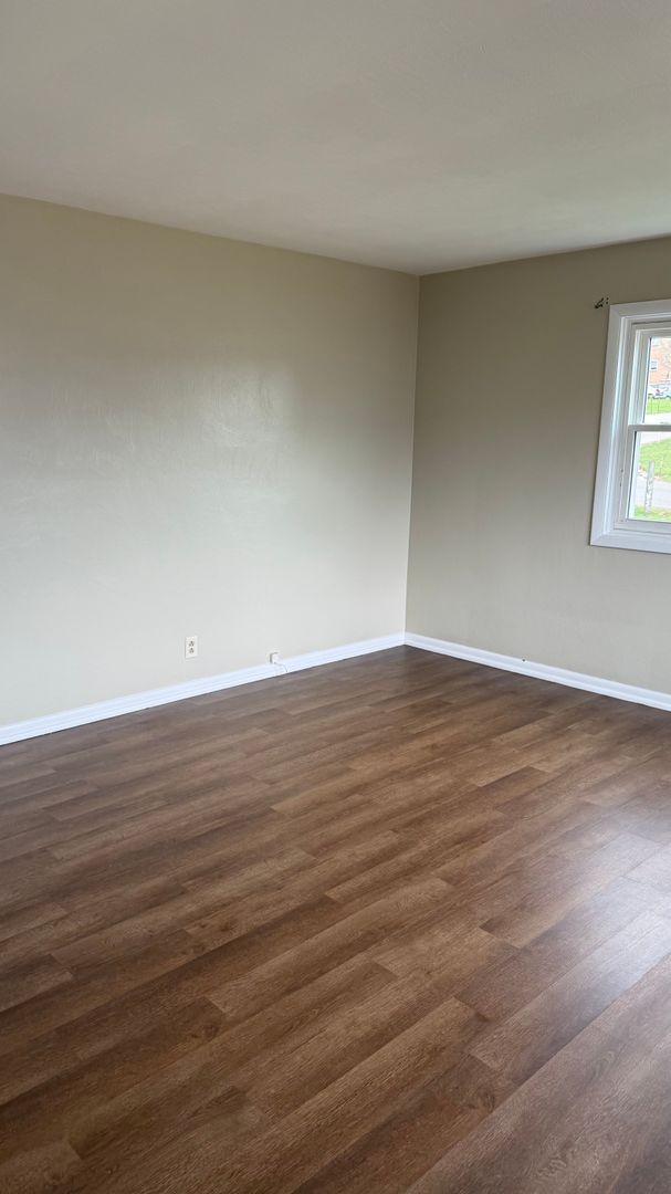 Building Photo - HALF DUPLEX W/ GARAGE MADISON SCHOOLS!