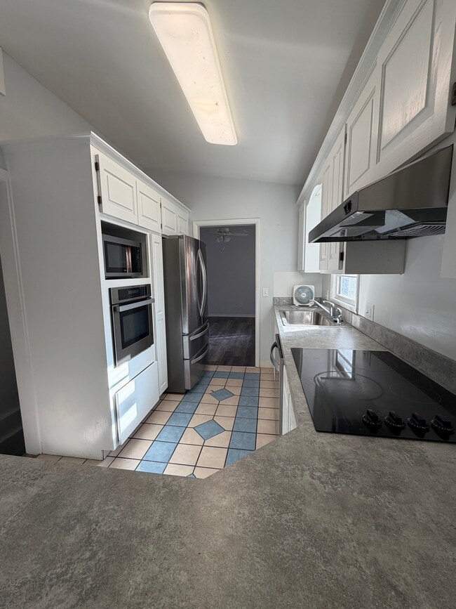 Building Photo - 618 Christopher St