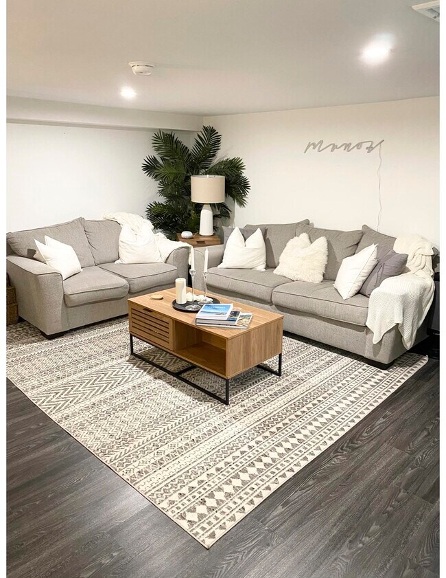 Building Photo - 61 Chestnut St