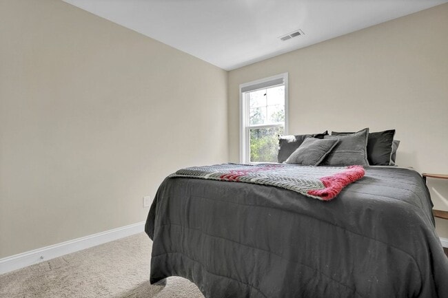 Building Photo - 424 Guppy Lp Rd