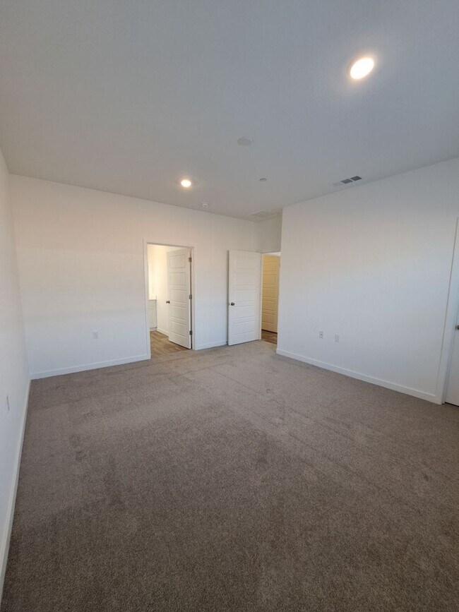 Building Photo - Move-in Special: $500 Off the 1st Month's Rent! Spacious 3BR/2BA Home with Great Amenities in Mad...