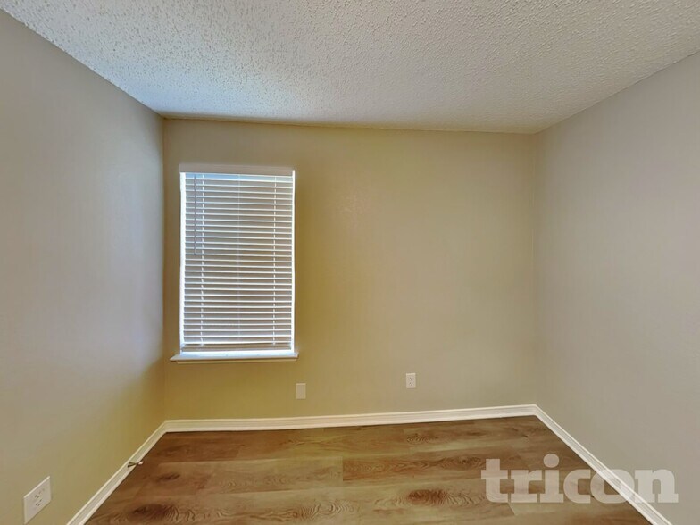 Building Photo - 317 Meandering Way Ct