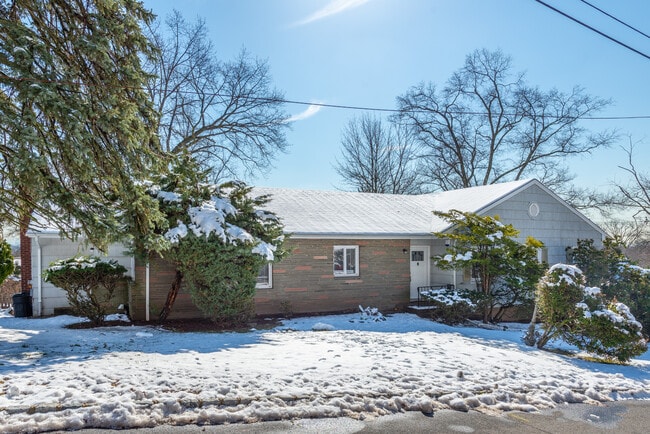 Building Photo - 18 Devon Dr