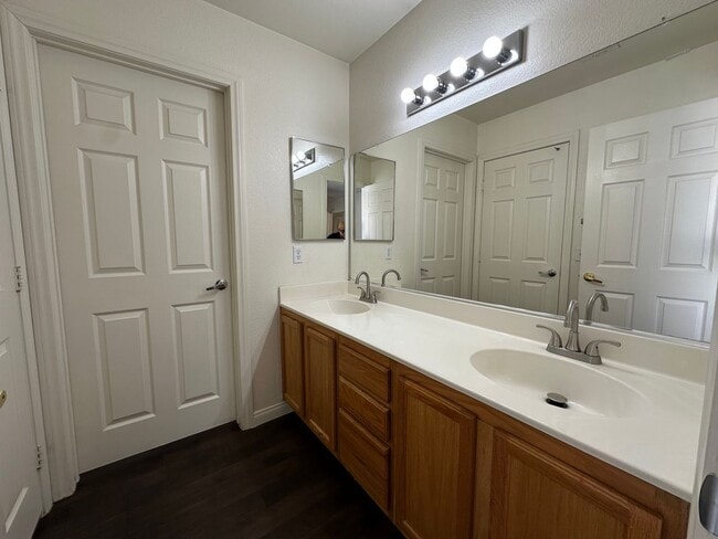 Building Photo - Great 3 Bedroom Home in Gated Community!