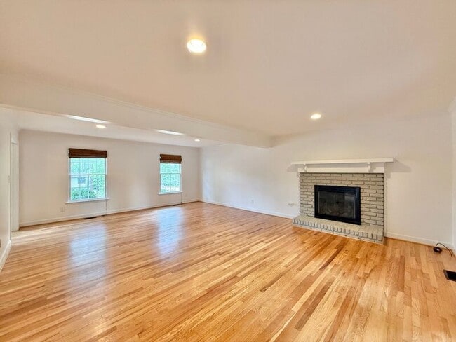 Building Photo - 5017 Sandlewood Dr