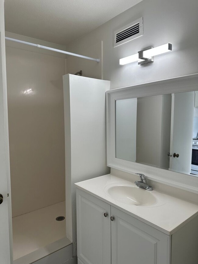 Building Photo - Renovated, 1 Bedroom / 1 Bath convenient location! Available NOW (Rent includes Electricity)