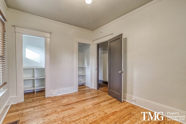 Building Photo - Stunning 4BD Craftsman in Excellent N Port...