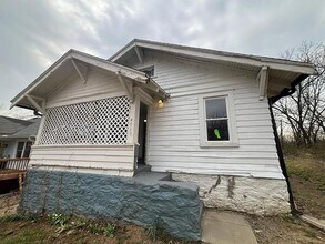 Building Photo - Charming Renovated 3 Bedroom with Modern Kitchen & Bright Living Space