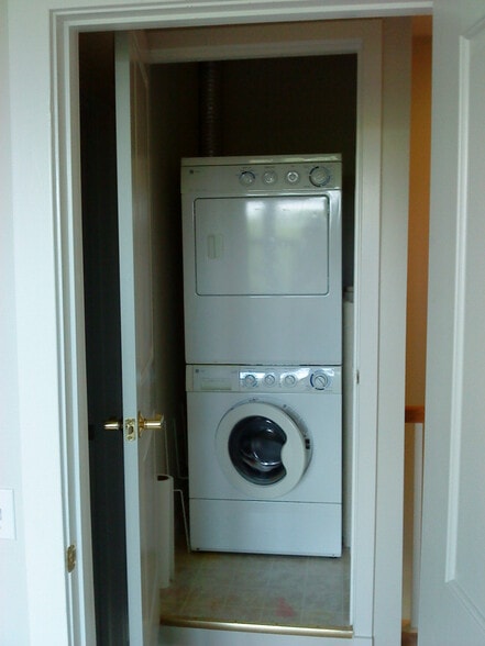 Laundry Closet - Upper Level - 343 Cedar St NW