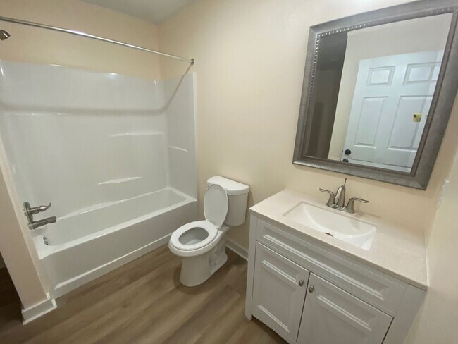 Building Photo - Charming 3Bed/2Ba Duplex Unit Conveniently...