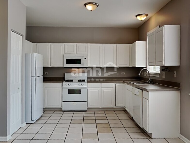 Building Photo - 9921 Bedford Dr