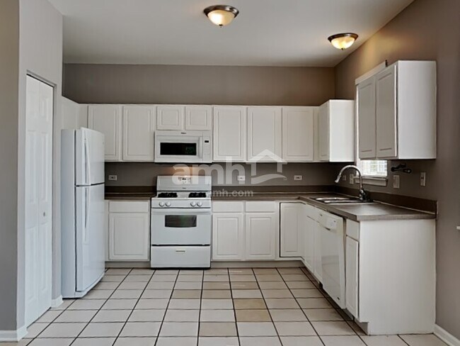 Building Photo - 9921 Bedford Dr