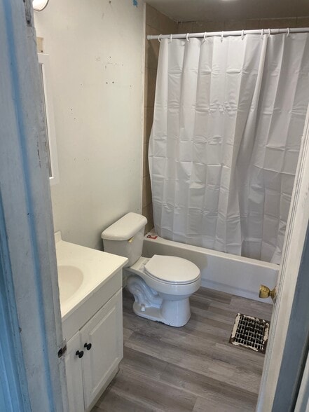 Building Photo - 400 E Parkland Ave