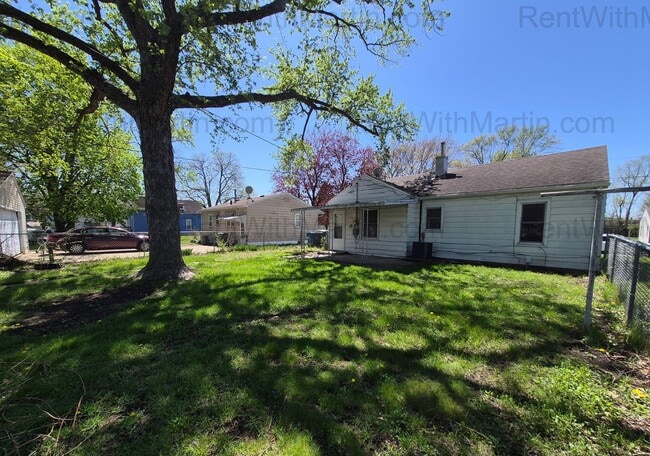 Building Photo - FOR RENT- 2 bedrooms on Ackermant! Pets Ok!