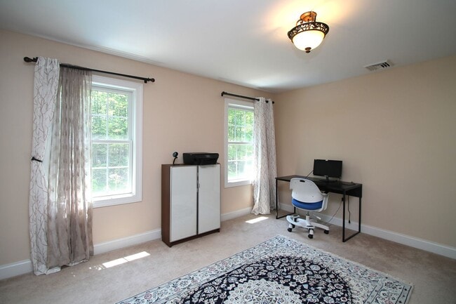 Building Photo - 4 Bedroom House For Rent