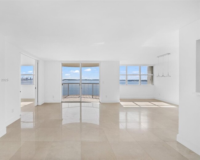 Building Photo - 1420 Brickell Bay Dr