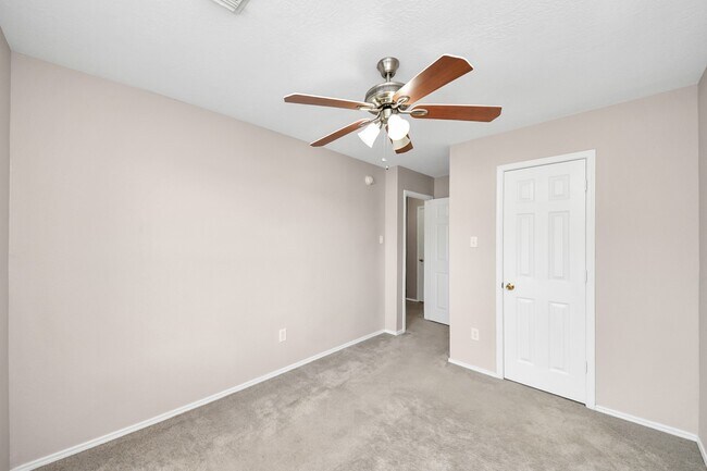 Building Photo - 3919 Vauxhall Dr S