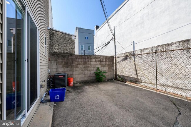 Building Photo - 1214 S 21st St