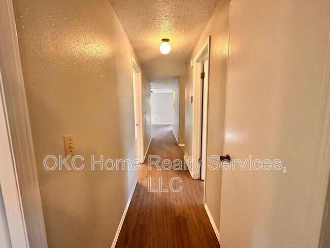 Building Photo - 9313 NE Stardust Ln