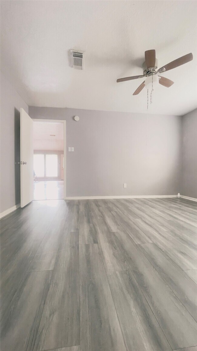 Building Photo - 6406 Bayou Crest Dr