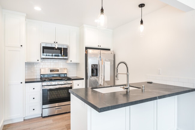 Building Photo - 1233 N Gower St