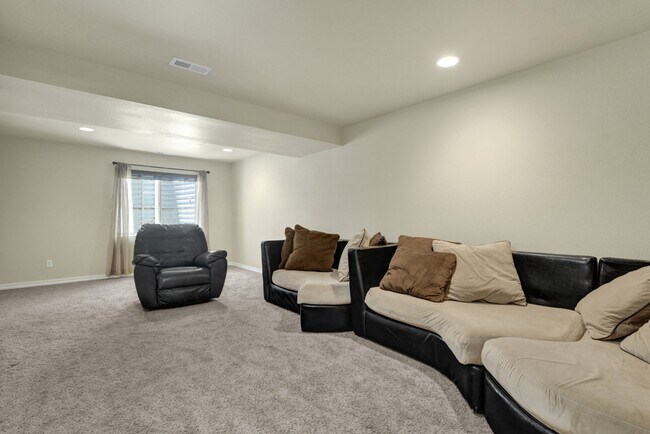 Building Photo - Updated end-unit townhouse for rent!